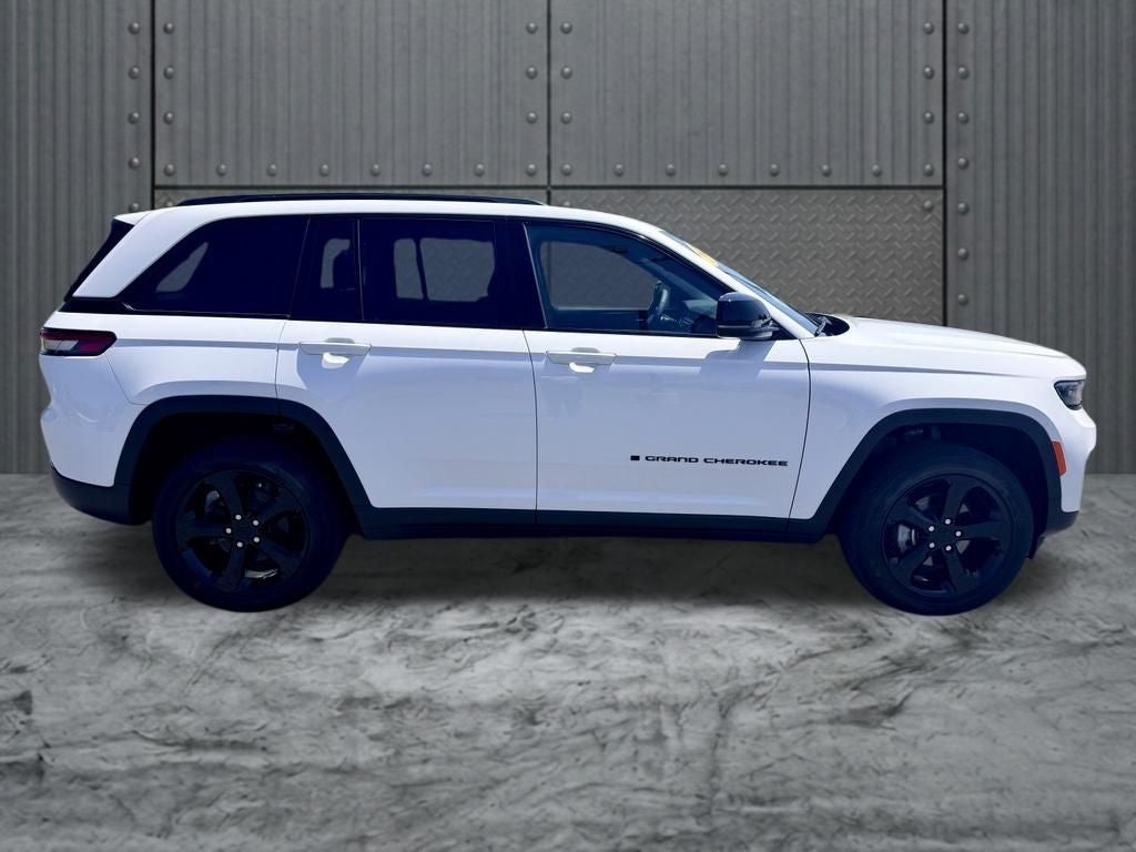 2023 Jeep Grand Cherokee — side profile view